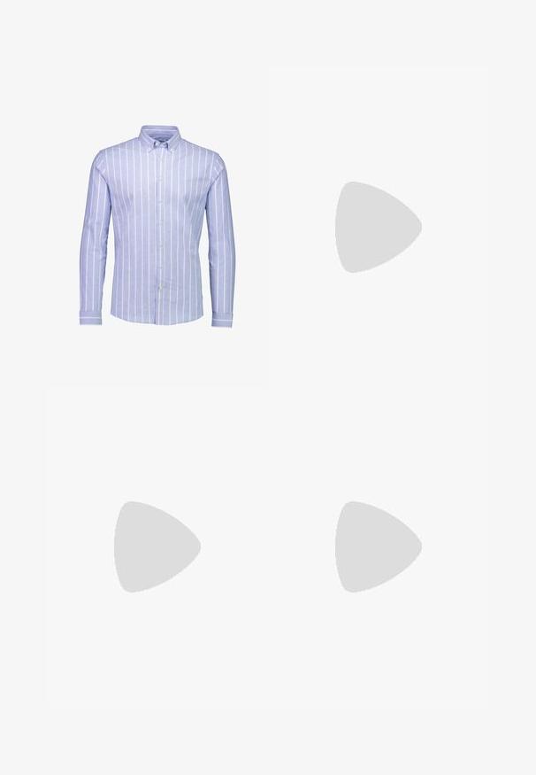 Camicia azzurra chiara a maniche lunghe con righe verticali bianche, colletto button-down e polsini a righe contrastanti. Tessuto morbido.; Pantaloni beige realizzati in tessuto con una texture liscia, dotati di pieghe, chiusura con bottone e un logo ricamato vicino all'orlo.; Stivale da trekking in pelle nera con punta arrotondata, lacci robusti, collo imbottito e una suola stratificata a contrasto marrone e nera. Parte superiore testurizzata.; Orologio bracciale in metallo argento con quadrante turchese rotondo, indicatori delle ore argentati e display della data. Resistente all'acqua fino a 50 metri.