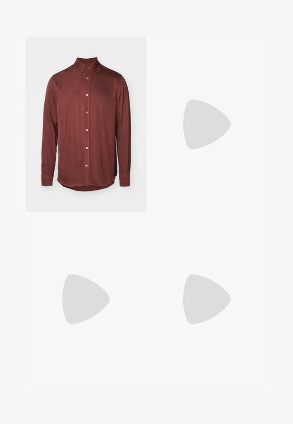 Camicia a maniche lunghe di un profondo borgogna, realizzata in tessuto liscio, con colletto a punta e bottoni metallici lungo la patta anteriore.; Filippa K TERRY CROPPED TROUSERS - Pantaloni - sage melange; Sneaker bianco con accenti in camoscio, punta rotonda, lacci piatti e suola in gomma crema. Presenta un marchio verde sul tallone.; Occhiali da sole neri rettangolari con lenti scure, montatura spessa in plastica, dettagli dorati sulle tempie e logo del marchio inciso sull'asta.