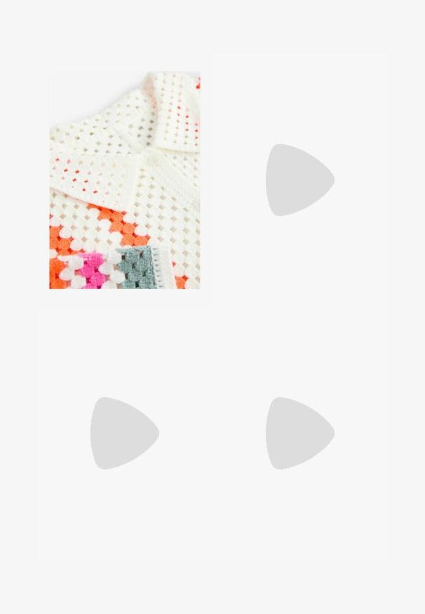 Witte gehaakte polo met een open breiwerk ontwerp en oranje, roze en grijze accenten; inclusief een knoopsluiting bij de kraag en een gestructureerde stof.; Witte denim shorts met een rechte pasvorm, voorzien van een hoge taille, twee achterzakken en subtiele stikdetails.; Zilveren slingback pump met een spitse neus, textuur metallic afwerking en een driehoekige blokhak. Binnenkant met bruine leren details.; Bruine suède handtas met lange franjes, een gebogen vorm en een enkele schouderband. Heeft een gladde, gestructureerde oppervlakte.