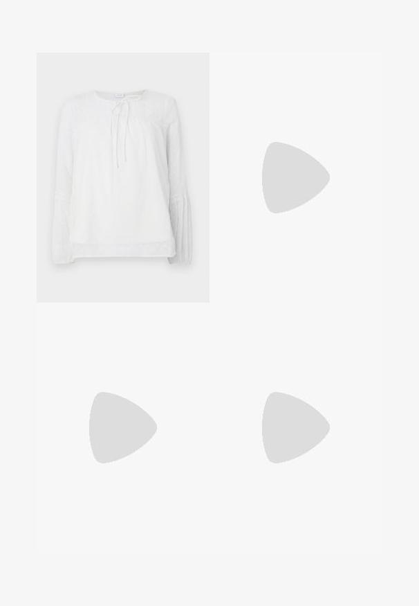 Blusa bianca a maniche lunghe con dettagli in pizzo, scollatura rotonda, corpino arricciato e pois texturizzati su un tessuto liscio.; Pantaloni neri a gamba larga in denim, con una vita strutturata, passanti per la cintura e tasche frontali. Texture liscia con un design classico.; Tacchi a piattaforma neri con punta appuntita e cinturino regolabile alla caviglia. Realizzati in pelle liscia, presentano un tacco a blocco spesso.; Un paio di occhiali da sole rettangolari con montatura traslucida blu chiaro e lenti grigie scure, dotati di aste dritte e dettagli hardware minimali.