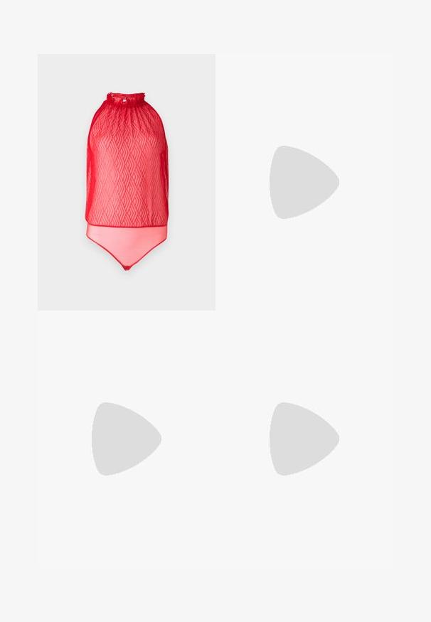 Rode mesh bodysuit met een diamantpatroon, hoge nek en elastische afwerking. Opaque roze onderkant met een drukknoopsluiting.; Zwarte op maat gemaakte broek met een rechte, brede pijpontwerp, met een gladde textuur en een platte voorkant met riemlussen.; Zwarte leren hoge hak schoen met een spitse neus en een ronde, bolle hak. Gladde textuur met een elegant, minimalistisch ontwerp.; Zwarte leren clutch met geplooide textuur, zilverkleurig metalen frame, drukknopsluiting en kettingriem. Glad, zacht oppervlak.