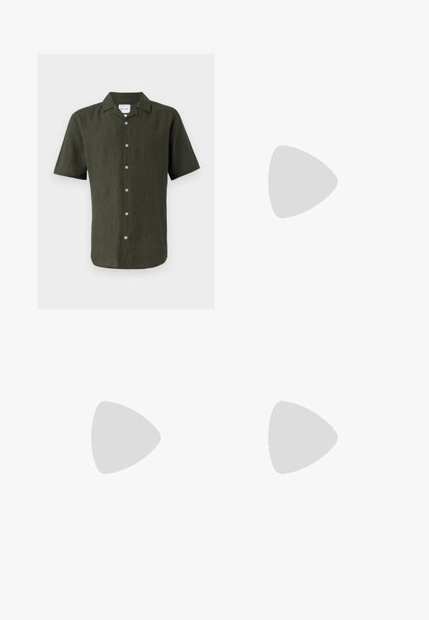 Kortärmad skjorta i mörkgrön linne med knäppning framtill, klassisk krage och silverknappar för stängning. Enkel och skräddarsydd design.; Smala jeans i blekt grå denim, med slitna detaljer vid knäna, kombinerat med vita sneakers. Slät struktur, slim fit-design.; Vita lädersneakers med perforeringar, rund tå, platt sula och tjocka snörning, med en synlig swoosh-logga och "AIR" på hälen.; Snygg klocka i silverfärgad rostfritt stål med en marinblå urtavla, metalliska timmarkörer och en datummarkering vid klockan tre. Vattentålig ner till 50 meter.