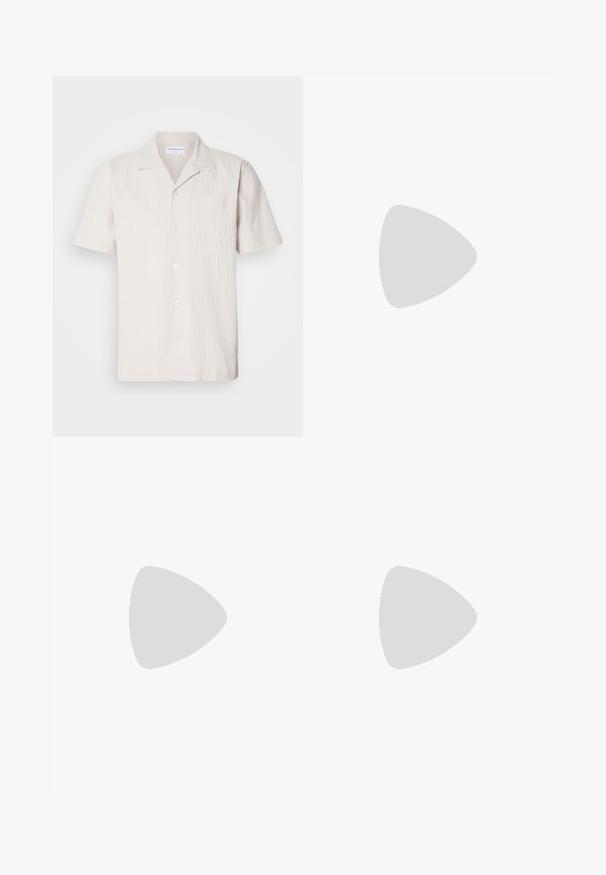 Camisa de manga corta color beige claro con un tejido texturizado, cuello con muesca y dos bolsillos en el pecho, presenta un cierre frontal con botones.; Pantalones de algodón gris claro con cinturilla elástica, dos bolsillos laterales, diseño de pierna recta y textura suave. Detalle de costura simple.; Zapatillas de ante marrón con suelas de goma blanca planas, diseño de cordones, punta redondeada y una textura suave. Estilo minimalista con sutiles detalles de costura.; Gafas de sol redondas con un delgado marco de metal negro, lentes oscuros y almohadillas nasales ajustables. Las varillas cuentan con un detalle de marca sutil.
