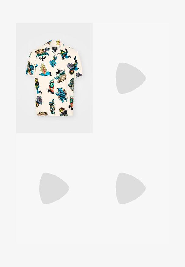 Chemise à manches courtes en tissu crème avec des imprimés graphiques multicolores de la faune, de la flore et de motifs abstraits. Col classique.; Jean en denim bleu clair avec une coupe droite, présentant une taille mi-haute, cinq poches, et une fermeture à bouton et à fermeture éclair.; Mocassin en cuir noir avec un accent à frange, doté d'une semelle épaisse noire et d'une couture jaune le long du bord. Fini texturé.; Collier en métal argenté à trois couches présentant des chaînes flexibles et élégantes avec un léger éclat, sécurisé par un fermoir en forme de homard et une chaîne ajustable.