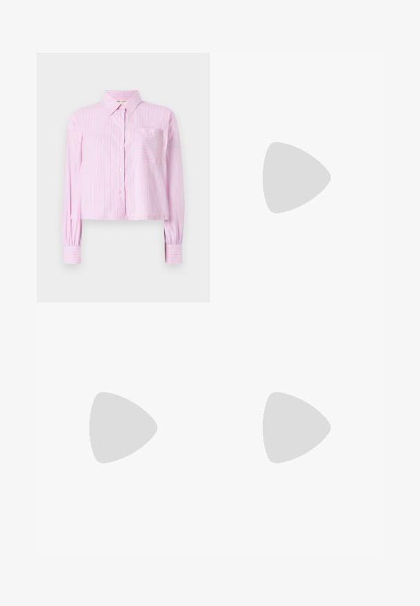 Kratka srajca s kratkimi rokavi v roza barvi s tankimi vertikalnimi črtami v modri barvi. Ima ovratnik in eno žepno mesto na prsih, izdelana je iz lahkega materiala.; Temno modri denim šorts z dolžino bermud, ki imajo elastični pas s vrvico, vključujejo standardne zanke za pas in vidne podrobnosti šivanja.; Beli visoki platneni športni čevelj z črnim gumijastim podplatom, sprednjim gumijastim zaščitnikom za prste in šestimi luknjicami za vezalke, ki se ponaša s preprostim, minimalističnim dizajnom.; Rdeča usnjena torba z angularnim, geometrijskim dizajnom. Ima en samostoječ nastavljiv ročaj in pokrov, zaprt z zapiranjem, ki je okrašen s šivi.