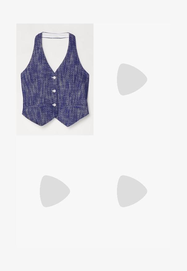 Marineblå vest lavet af tekstureret stof med et subtilt prikmønster, der har en dyb V-hals, fem hvide knapper og to sidelommer.; Weekday NOVA LOW RISE SLIM BOOTCUT - Jeans Bootcut - lip blue; Sorte flip-flop med en tekstureret gummisål, to slanke stropper og et subtilt, præget logodetalje på stroppen.; Grå cropped vest med knapper, parret med hvide wide-leg jeans og sorte flade sko. Accepteret med en lille sølv frynse taske.