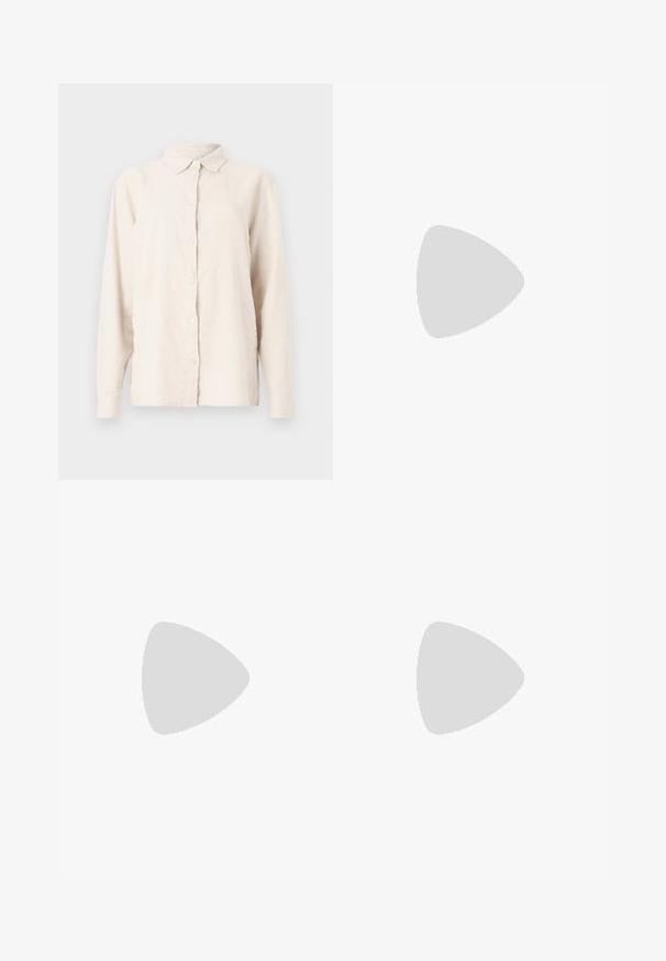 Camisa de linho bege claro com frente abotoada, colarinho pontudo e mangas compridas. O tecido tem uma aparência texturizada e ligeiramente amarrotada.; Calças pretas com um design ajustado, apresentando bolsos laterais e pernas retas. Feitas de um tecido suave e leve com um acabamento elegante.; Botim de tornozelo em pele sintética preta com bico apontado e salto bloco de altura média. Textura suave e design minimalista.; Bolsa preta com superfície texturizada, alças superiores duplas e alça de ombro ajustável. Apresenta ferragens em tom dourado e bolsos laterais.