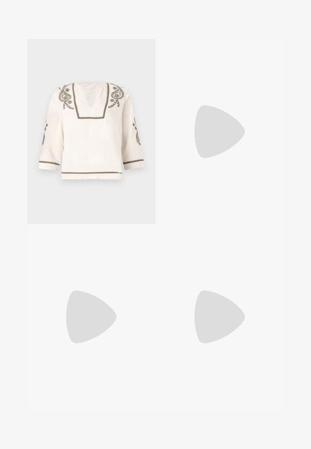 Linned blouse i off-white med detaljeret olivenbroderi langs halsudskæringen og ærmerne, med trekvartlange ærmer og kvadratisk kant.; Sorte højtaljede jeans med knap- og lynlåslukning, forlommer og flagrende ben, lagt fladt på en hvid baggrund.; Sort læder spidse pumps med ankelrem og en chunky hæl. Flad tekstur, slankt design og minimalistisk æstetik.; Sort læderhåndtaske med en buet form, aftagelig rem og guldfinish. Tasken har en klap med en spænde detalje.