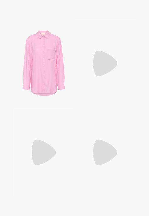 Camicia button-up rosa chiaro con colletto, maniche lunghe, taschino frontale e dettagli ricamati sulla tasca. Tessuto morbido.; Pantaloni culotte neri in poliestere con una cintura elastica, due pieghe frontali e una silhouette ampia. Nessun motivo visibile o dettagli in metallo.; Sandali con tacco in vernice nera, con punta squadrata, cinturini alla caviglia e fibbie in argento. Presentano un tacco a blocco spesso per maggiore stabilità.; Borsa a tracolla nera in pelle con una forma curva, manico rimovibile e accessori dorati. La borsa presenta una patta con un dettaglio a fibbia.
