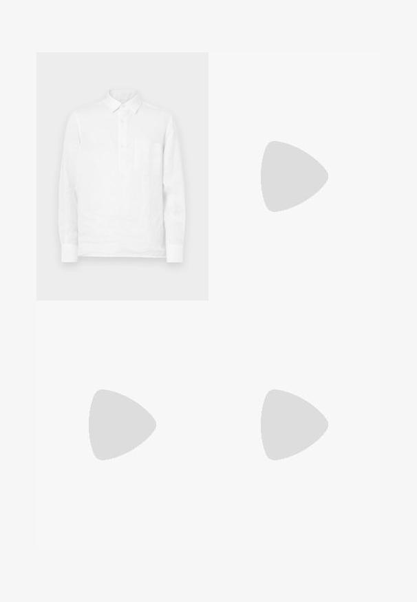 Chemise en lin blanche à manches longues avec une patte de boutonnage et une poche poitrine, présentant une texture lisse et un design de col classique.; T-shirt à manches courtes bleu marine avec le texte blanc "neanche per sogno" centré sur la poitrine, col rond, taille moyenne.; Jeans en denim droit bleu foncé avec un bouton à l'avant, une fermeture éclair, deux poches avant et des plis verticaux visibles le long des jambes.; Mocassins en cuir noir avec une texture lisse, bout rond et une sangle décorative sur le dessus. Talon bas empilé, design minimaliste.; Lunettes de soleil noires rectangulaires avec des verres foncés, monture en plastique épais, accents dorés sur les branches et logo de la marque gravé sur le bras.