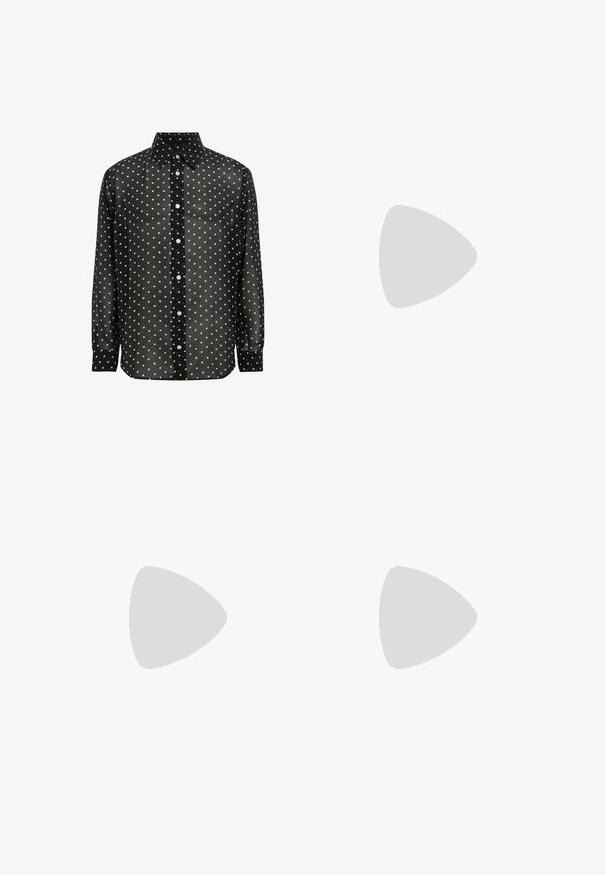 Camisetă neagră cu mânecă lungă, cu buline albe, având guler, închidere cu nasturi și textură netedă.; Chino din bumbac gri cu un design drept, având închidere cu nasture, bucle pentru curea și buzunare laterale. Textură netedă și detalii minime.; Mocasini din piele maro, cu vârful rotund, cusături detaliate și o talpă plată neagră. Prezintă o mică curea decorativă pe glezna piciorului.; Geantă din piele neagră tip crossbody cu un finisaj texturat, având închidere cu fermoar și curea ajustabilă. Pachetul logo pe partea din față. Formă rectangulară.