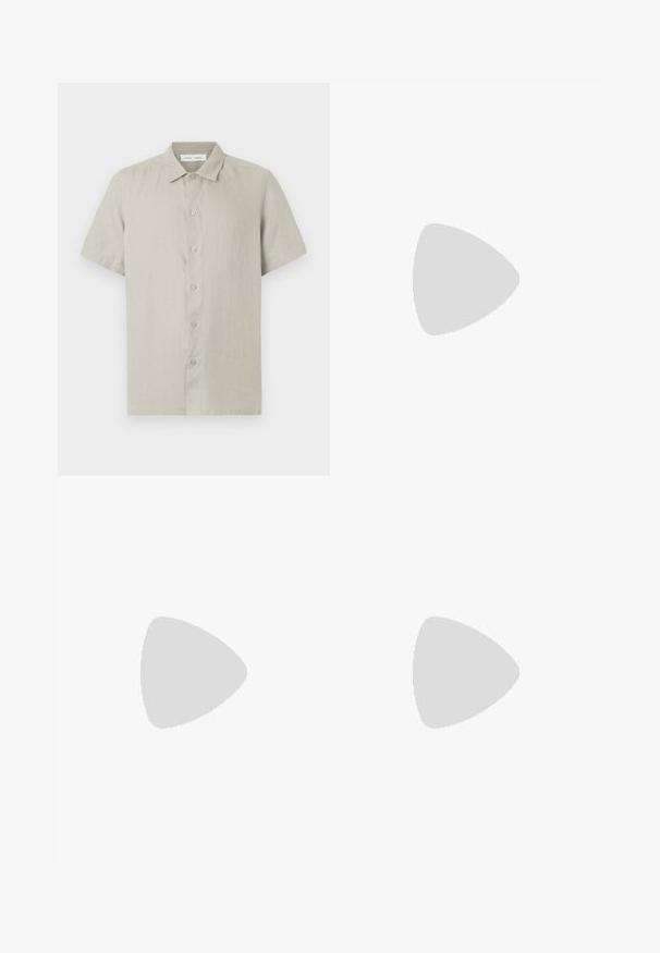 Beige värinen lyhythihainen napillinen paitapusero, jossa on kaulus, valmistettu kevyestä kankaasta, etupuoli valkoisella taustalla.; Mustat väljät housut, joissa on laskostettu etuosa, sivutaskut ja sileä kankaan rakenne. Suunniteltu rentoa istuvuutta varten.; Ruske nahke čevlje do gležnjev s kvadratnim nosom, zaponkami in debelim črnim podplatom. Imajo stransko zadrgo in teksturirano površino.; Hopeakotoinen Casio kvartsikello, jossa on suorakaiteen muotoinen kellotaulu, analoogiset ja digitaaliset näytöt, ruostumattomasta teräksestä valmistettu ranneke sekä vedenkestävyysominaisuudet.