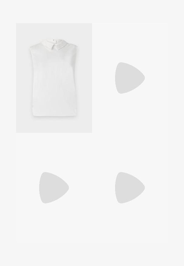 Bluză albă fără mâneci, cu guler clasic, textură netedă și un design simplu. Materialul pare ușor și puțin transparent.; Pantaloni largi negri dintr-un material texturat, cu un tiv elastic și o panglică detașabilă la talie pentru un fit ajustabil.; Pantof cu toc negru din piele, cu vârf ascuțit și toc mic pătrat. Dispune de o curea la gleznă cu o cataramă în tonuri de aur. Textură netedă.; Genți negre cu o formă structurată, textură netedă și un închizător metalic. Asortată cu pantaloni negri largi și sandale cu vârf deschis pe un podea din lemn.