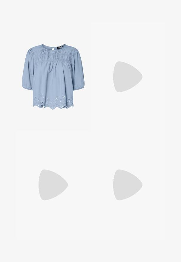 Απαλή μπλε μπλούζα από βαμβάκι με στρογγυλή λαιμόκοψη, φουσκωτά μανίκια κι εντυπωσιακή λεπτομέρεια από δαντέλα με τρύπες στο τελείωμα.; Beige παντελόνια με φαρδ�ιά ποδιά και ζωνάκι στη μέση, κατασκευασμένα από υφασμάτινη υφή. Διαθέτει πτυχές μπροστά και λεία τελείωμα κατά μήκος του στριφώματος.; Καφέ δερμάτινο μπαλαρίνι με στρογγυλή μύτη, συγκεντρωμένη λεπτομέρεια μπροστά και επίπεδη, ανοιχτόχρωμη σόλα.; Μπεζ δομημένη τσάντα χειρός με V-σχήμα επάνω, από λεία δερμάτινη ύφασμα, κοντές χειρολαβές και μακρύ ρυθμιζόμενο λουρί. Μίνιμαλ σχέδιο.