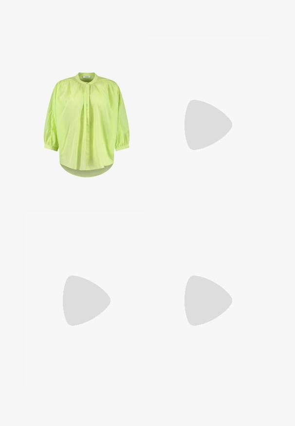 Hellgrünes, leichtes Blusenshirt mit hohem Kragen, Puffärmeln, Knopfleiste und lässiger Passform. Weicher Stoff mit leicht glänzendem Finish.; Schwarze Hose mit geradem Schnitt, ausgestattet mit Fronttaschen und Seitenschlitzen am Saum. Hergestellt aus weichem, glattem Stoff. Geeignet für verschiedene Anlässe.; Schwarze Lackleder-Slingback-High Heels mit spitzem Schuh und einem geometrischen Blockabsatz. Verfügt über ein schlankes, minimalistisches Design und eine glatte Textur.; Rosa satinierte Handtasche mit einer goldenen Kettenriemen und einem auffälligen, mit Kristallen verzierten Logo auf der Vorderseite. Glatte Textur und runde Form.