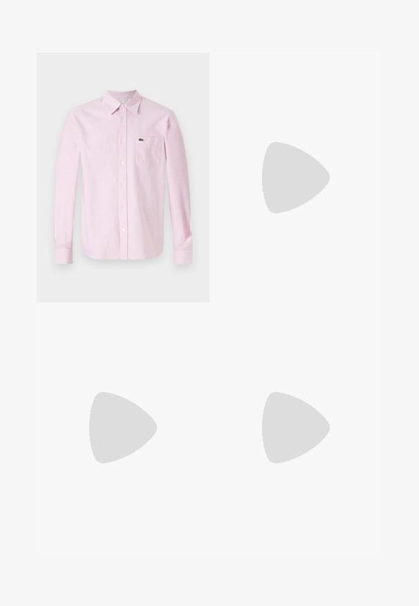 Camicia a maniche lunghe a righe verticali rosa e bianche. Presenta un colletto, una chiusura con bottoni e un piccolo logo verde sulla tasca del petto.; Pantaloni neri a gamba larga con vita con bottoni e orli risvoltati, esposti su uno sfondo bianco uniforme.; Scarpa da uomo in pelle nera, con punta arrotondata, superficie liscia, dettagli in pizzo e suola in gomma bassa e texturizzata. Linee pulite e design minimale.; Marsupio nero realizzato in nylon resistente, con una forma curva, scomparti con zip e una tracolla regolabile con fibbia sicura.