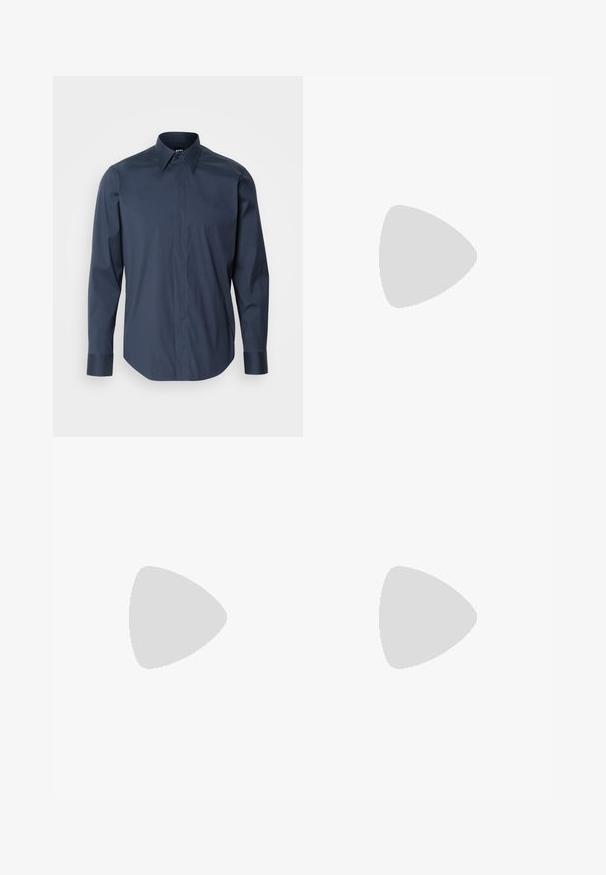 BOSS JOE PARTY  - Formální košile - navy; Černé kalhoty vyrobené z hladkého materiálu, s rovnými nohavicemi, zapínáním na knoflík a klasickým designem vhodným pro formální i neformální nošení.; Černé kožené šněrovací boty s kulatou špičkou, hladkým povrchem, minimálním prošíváním a nízkým gumovým podpatkem. Logo na patě.; Sluneční brýle s černým plastovým rámem, modrými tónovanými skly, mírně zaobleným tvarem a stříbrnými kovovými akcenty na spáncích.