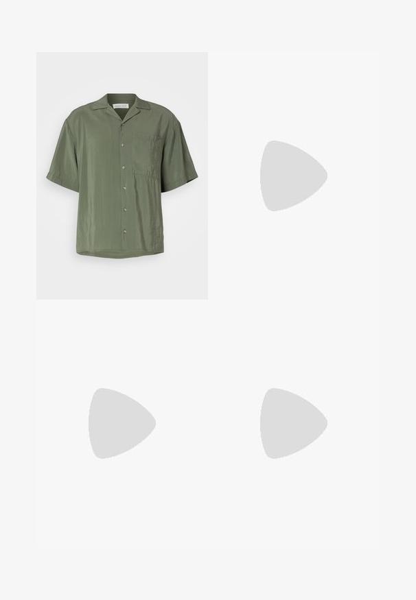 Pier One Cămașă - khaki; Pantaloni cargo verzi deschis cu un design cu picioare drepte, având buzunare laterale și o textură netedă a materialului. Vedere din spate.; Loafers bej cu un vârf ascuțit, dintr-un material neted, cu o bandă peste vamp și o talpă joasă maro. Design simplu cu accente minime.; Ochelari de soare rectangulari negri cu lentile închise, având o formă distinctivă și branding pe templu. Purtați de o persoană într-o cămașă verde.