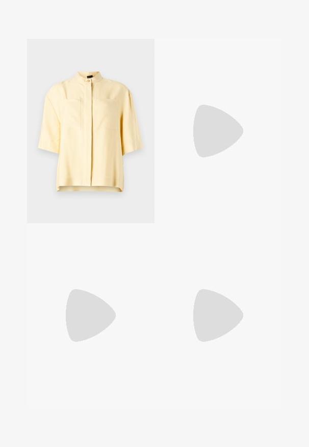 Kortärmad gul blus med mandarin-krage, med två framfickor och en slät yta. Ren, minimalistisk design.; Svarta skräddarsydda byxor med rak benform, med en slät yta och skarpa veck fram. Ingen synlig hårdvara.; Beige blockklackade sandaler med tunna remmar och fyrkantig tå. Slätt material med minimal detaljering, utformade för enkel användning.; Svart läderhandväska med en strukturerad design, som har en avskuren form, ett handtag upptill och guldiga detaljer. Justerbar axelrem ingår.