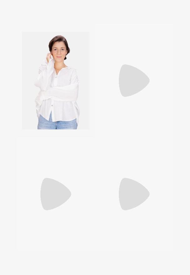 Weißes, strukturiertes Hemd mit langen Ärmeln und leicht übergroßer Passform; getragen mit blauen Jeans. Einfaches, Kragen-Design und neutrale Farbe.; Schwarze weit geschnittene Jeans mit hoher Taille, ausgestattet mit Vorder- und Hintertaschen, gesteppten Nähten und einem Knopfverschluss. Glatte Textur.; Bershka High Heel Sandalette - black; Schwarze Lackleder-Handtasche mit geschwungenem Design, einem Schulterriemen, Vordertaschen und silberfarbenen Hardware-Akzenten.