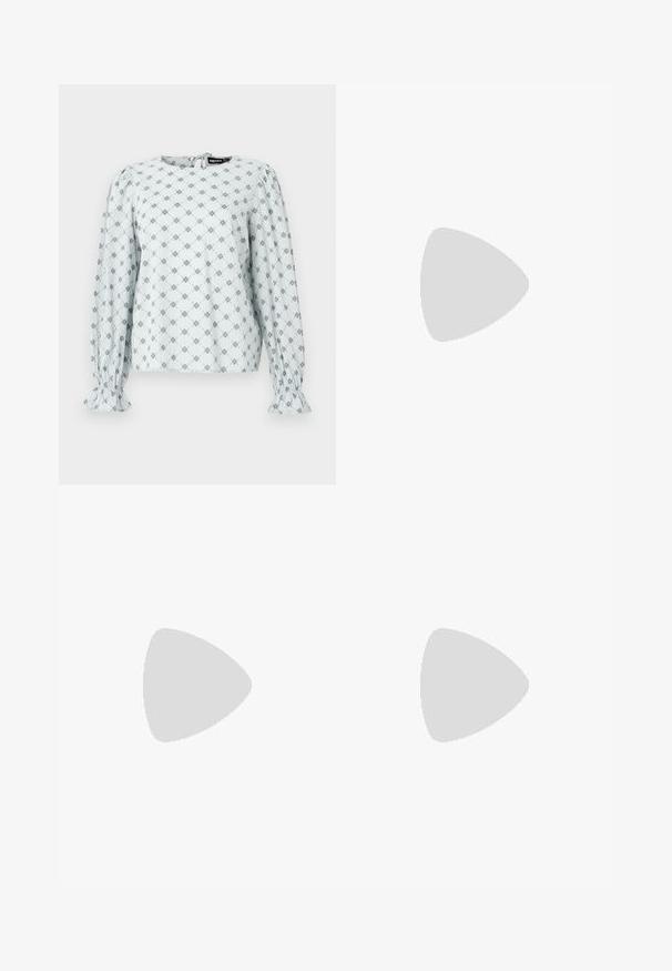 Blusa azul clara com mangas longas e bufantes, apresentando um padrão de diamantes florais em azul-marinho. Punhos elásticos e fecho em chave nas costas.; Calças pretas com um design de perna reta, apresentando dois bolsos frontais e um cós. Feitas de um tecido leve e suave.; Sandal de pele preta com bico pontiagudo e um salto bloco baixo. Apresenta uma tira no tornozelo com uma fivela em tom dourado. Textura suave.; Bolsa tote preta em couro com duas alças longas, textura suave e forma estruturada. Apresenta um bolso frontal para armazenamento adicional.