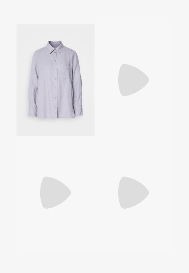 Camisa de lino lavanda claro con mangas largas, cierre de botones en el frente, cuello y bolsillo en el pecho. Textura suave y corte relajado.; Jeans de mezclilla negra de pierna ancha con una cintura alta. Cuenta con cinco bolsillos, herrajes metálicos y un acabado limpio. La textura es suave y lisa.; Botín de ante azul marino con panel lateral elástico, puntera redondeada y tacón de bloque. La tela texturizada y la suela lisa añaden contraste.; Bolso negro con superficie texturizada, doble asa superior y correa para hombro ajustable. Presenta herrajes en tono dorado y bolsillos laterales.