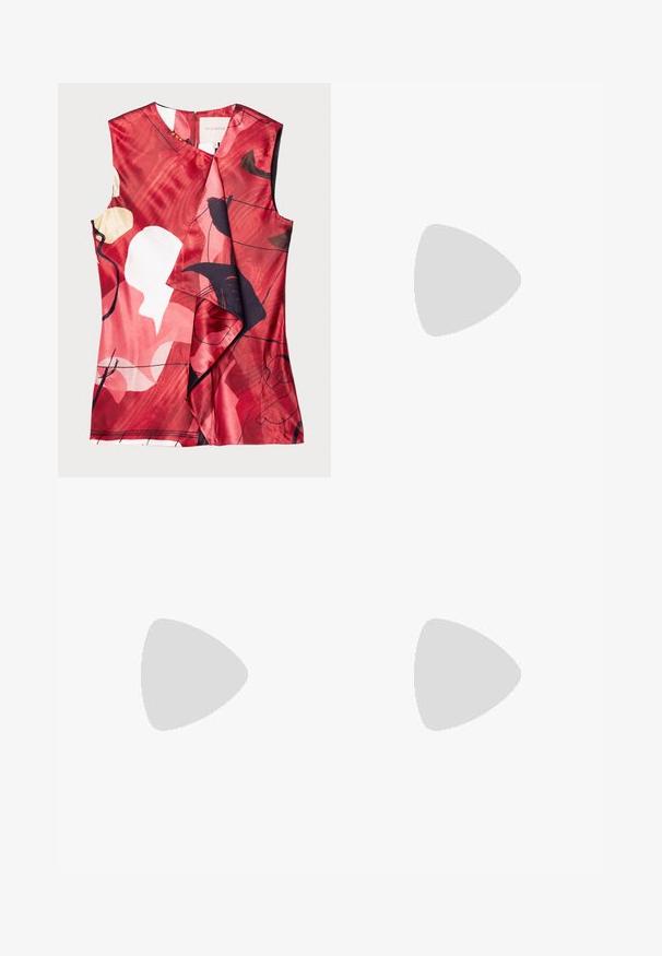 Top de cetim vermelho com padrões florais abstratos em preto e creme. Apresenta um design cruzado e corte sem mangas, com fecho de zíper nas costas.; Jeans de perna larga em denim off-white. Design de cintura alta com fecho de botão, dois bolsos frontais e detalhes de costura em contraste.; Sandal com correia preta em pele, com bico fino, pequeno salto e detalhe de fivela decorativa na parte superior. Textura suave, design minimalista.; Bolsa de mão branca em couro com acabamento texturizado, featuring a corrente dourada e detalhes pretos. Inclui um bolso frontal e fecho com zipper.