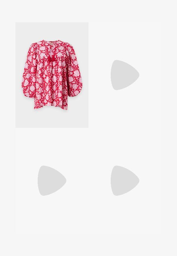 MILLE CHARLIE  - Bluse - red; Hvide, flagrende jeans lavet af denim. Højtaljet design med frontlommer og knaplukning. Glat tekstur og minimale syninger.; Tory Burch ELEANOR  - Tåsandaler - caramel corn/gold; Tory Burch ELLA POUCH - Clutch - deep turquoise
