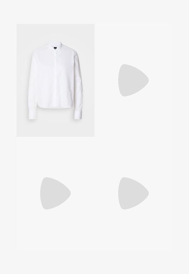 Witte overhemd met een voorpanneel, lange mouwen en knoopmanchetten. Gemaakt van glad katoen met een gestructureerde pasvorm.; Lichtblauwe denim wijde pijpen jeans met een hoge tailleband, voorzien van vijf zakken, riemlussen en een subtiele vervaging naar de zoom toe.; Witte en beige sneaker met een gladde bovenkant en suède accenten, een gestructureerde zool en tonale stiksels. Vetersluiting met logo-detaillering.; Zilveren metalen oorbellen met ronde vormen, een gepolijste afwerking en subtiele graveringen van het merk "BOSS" op de onderste secties.