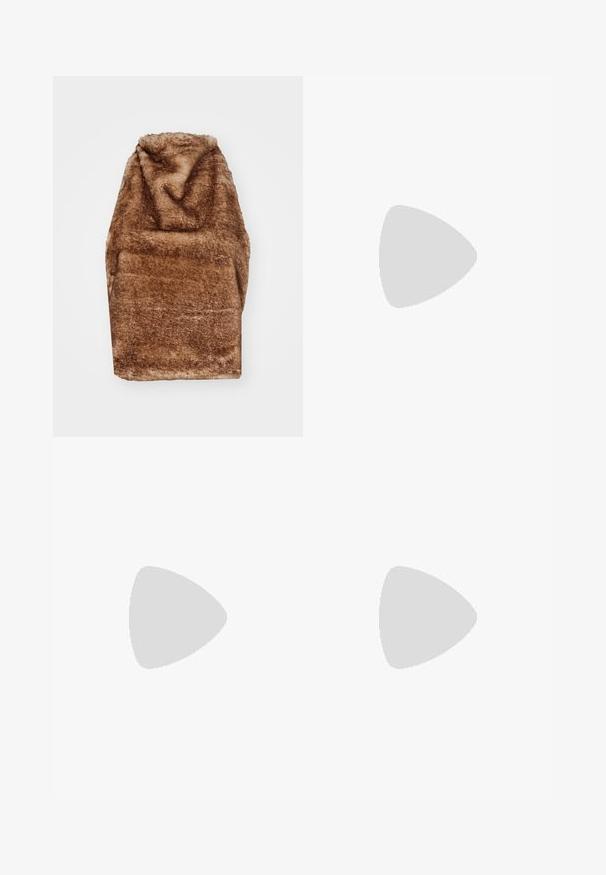 Jaded London ZENE BACKLESS  - Felső - brown; Fekete, bő szárú farmernadrág, mindkét oldalon három fehér csík díszítéssel és egy kis fehér logóval. Elölzsebekkel és gombos záródással rendelkezik.; Zöld bőr sneaker fehér csíkokkal, kerek orral, fűzős dizájnnal, fekete talppal és az oldalon "adidas TOKYO" felirattal.; Fehér válltáska texturált felülettel, középen csattogó részlettel és íves formával. Cipzáras záródás mindkét oldalon.