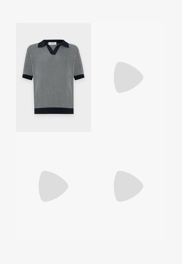 Camisa polo de manga corta en navy y gris claro, con un patrón texturizado, cuello ancho y puños acanalados. Etiqueta visible en el cuello.; Pantalones blancos, ajustados, con un frente plano, dos pliegues y puños enrollados. Hechos de una tela suave con un cierre de botón en la cintura.; Sandalias negras de material sintético, con un diseño de tiras, parte delantera abierta y suela texturizada con un hebilla ajustable.; Maletín de cuero negro con dos asas superiores, un bolsillo en la parte frontal y una correa desmontable, que presenta un sutil logotipo en la parte inferior.