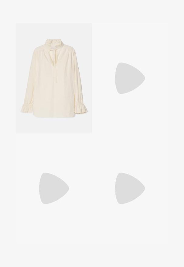 Blusa de mangas largas color crema con cuello fruncido y detalle de lazo, con puños fruncidos y un dobladillo recto. Textura de algodón suave.; Bally Pantalones - black; Elleme ASYMMETRIC STRAP - Mules de tacón - white; Pequeña bolsa de cuero negra con forma redondeada, asa superior y correa desmontable. Llevada con un vestido de tela negra y zapatos plisados negros.; Pendientes de aro en tono dorado que presentan dos formas circulares entrelazadas, con un acabado liso y cierre de presión para un uso seguro.