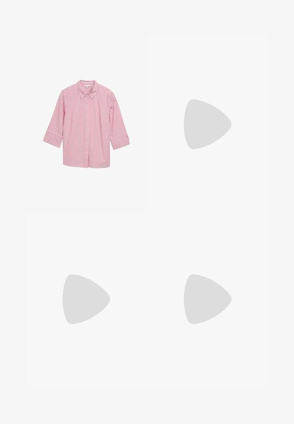 Chemise boutonnée à rayures rose et blanche avec col et manches trois-quarts, en tissu lisse et présentant des rayures verticales bien espacées.; Pantalons larges marron avec une texture lisse, dotés d'une taille haute et de plis à l'avant. Le tissu est léger et tombe de manière fluide.; Sandales à talons hauts en suede beige avec une large bride avant et une bride à la cheville, dotées d'un chunky talon en bois avec une finition texturée.; Sac fourre-tout en daim marron avec une texture douce, grande ouverture et longues sangles. Présente un design simple avec des coutures visibles et sans matériel.