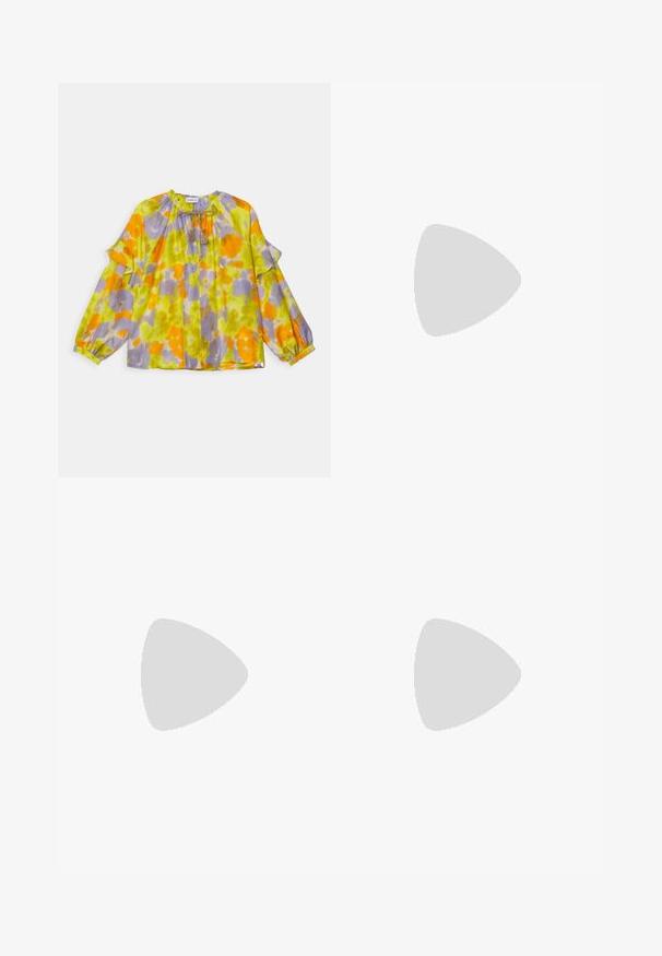 Langärmlige Bluse in einem lebhaften gelben, orangefarbenen und lila Blumenmuster. Verfügt über einen gerafften Ausschnitt und eine gebundene Quasten-Detail an der Vorderseite.; Schwarze Hosen aus glattem Stoff mit hoher Taille, weitem Bein, vorderen Falten und klassischen Gürtelschlaufen. Keine sichtbaren Seitentaschen.; Schwarze Ledersandalen mit goldenen Schnallenakzenten, die mehrere Riemen und ein flaches Sohlendesign für das Tragen mit offenen Zehen bieten.; Schwarze Lederhandtasche mit abgerundeter Form, breitem Tragegurt und strukturiertem Finish. Besitzt eine subtile Nahtdetails und einen Akzent aus goldfarbenem Metall.
