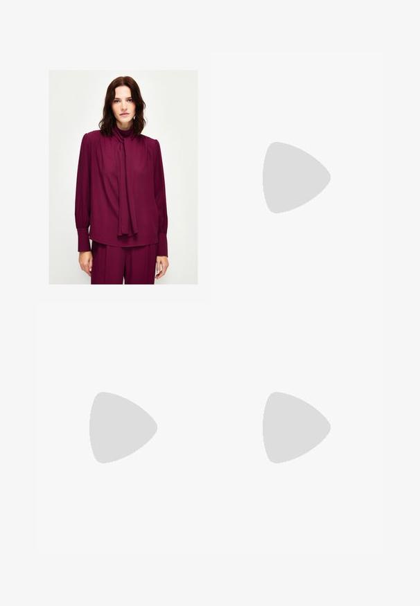adL TIE DETAILED LONG SLEEVE - Blus - damson; Svarta byxor med rak passform, utrustade med framfickor och sidoklyvningar vid fållen. Tillverkade av mjukt, slätt tyg. Lämpliga för olika tillfällen.; Svarta lackerade klacksandaler med fyrkantig tå, ankelremmar och silverfärgade spännen. Har en kraftig blockklack för stabilitet.; Svart läderhandväska med en böjd form, avtagbar rem och guldiga detaljer. Väskan har ett lock med en spänndetalj.