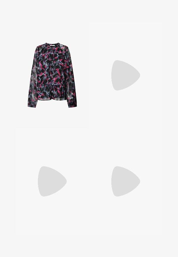 Svart blus med blommönster i rosa, blått och vitt. Har långa ärmar, knappstängning fram och rynkad midja för en lös passform.; Stradivarius WIDE-LEG WITH BUCKLE DETAIL  - Tygbyxor - dark brown; Svart lackläder ankelboot med spetsig tå och en medelhög klack. Slät textur och minimalistisk design.; Brun läder crossbody-väska med en böjd form, gyllene detaljer och en spänneaccent. Har en avtagbar axelrem.