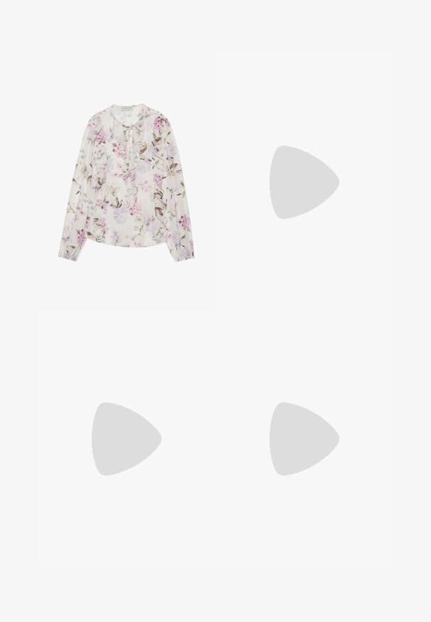 Blomsterbluse i lyse kremfarge, med nyanser av lilla og rosa blomster, volang foran, knytehals og lange ermer.; Svarte vide bukser med et glatt stoff, med høy livvidde, skreddersydde sømmer og et minimalistisk design. Ingen synlig maskinvare eller lommer.; Hvit åpen tå sandal med en tykk blokkhelt, som har et teksturert glitterbånd over foten og en justerbar ankelstropp.; Svart håndveske med strukturert form, jevn tekstur og metallisk lås. Kombinert med brede svarte bukser og sandaler med åpen tå på tregulv.
