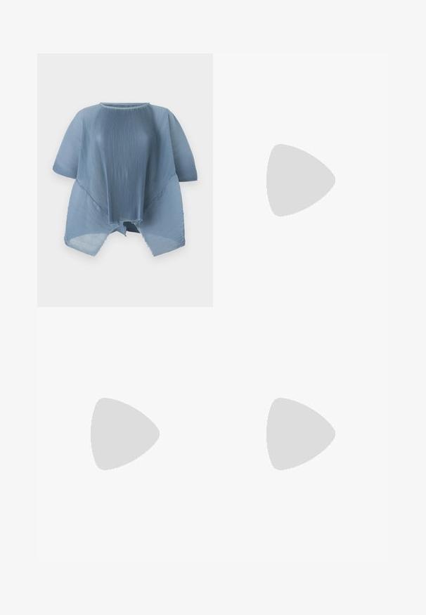 Lys blå plisseret top med rund hals, korte ærmer og rå kant. Fremstillet af letvægtsstof, med et løst og flagrende design.; Sorte faux læderbukser med en vidde benlængde, der har hvid syning, frontlommer og en guldfarvet knap i taljen.; Sort læderballetsko med rund tå, glat tekstur, minimal syning og et fleksibelt såldesign.; Sort læder bucket taske med en struktureret overflade, guld hardware detaljer og en åben top. Har et kort håndtag og justerbar skulderrem.