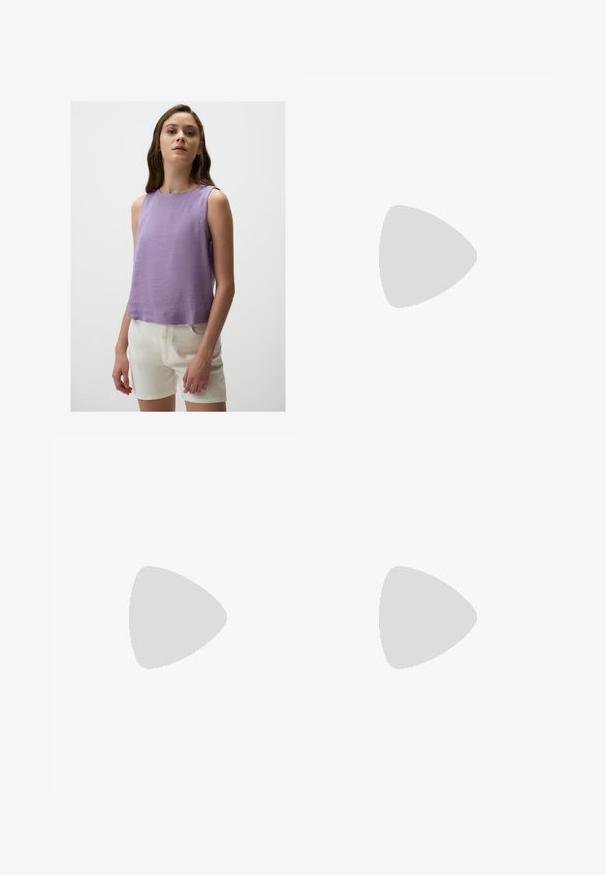 Top senza maniche lavanda con scollatura rotonda, realizzato in tessuto texturizzato; abbinato a pantaloni corti bianchi con design minimalista.; Jeans in denim blu chiaro con design a gamba dritta, dotati di cinque tasche, chiusura frontale con bottone e leggeri effetti di sbiadimento per texture.; Infradito neri con un design minimalista, suola piatta, cinturini sottili e texture liscia. Senza ulteriori motivi o accenti.; Orologio digitale oro con quadrante rettangolare, display LCD, bracciale in acciaio inossidabile e pulsanti laterali. Presenta un'etichetta di impermeabilità.