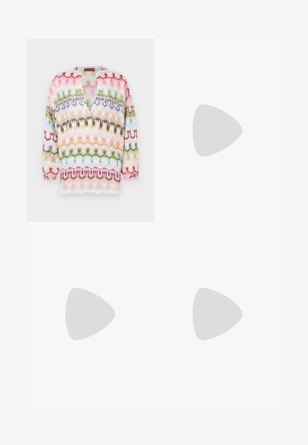 Blusa ricamata multicolore con scollatura a V e maniche lunghe, caratterizzata da intricati motivi floreali e ondulati in rosa, verde, blu e giallo.; Jeans bianchi a gamba larga realizzati in denim con vita alta, dotati di cinque tasche e dettagli in metallo. Texture liscia, senza motivi visibili.; Sandalo con tacco alto in satin azzurro chiaro, con punta quadrata, cinturino alla caviglia e tacco a blocco spesso. Texture liscia e design minimalista.; Clutch bianco con texture e design arricciato, dotato di una tracolla in catena dorata. Finitura liscia con leggere ondulazioni e bordi arrotondati.