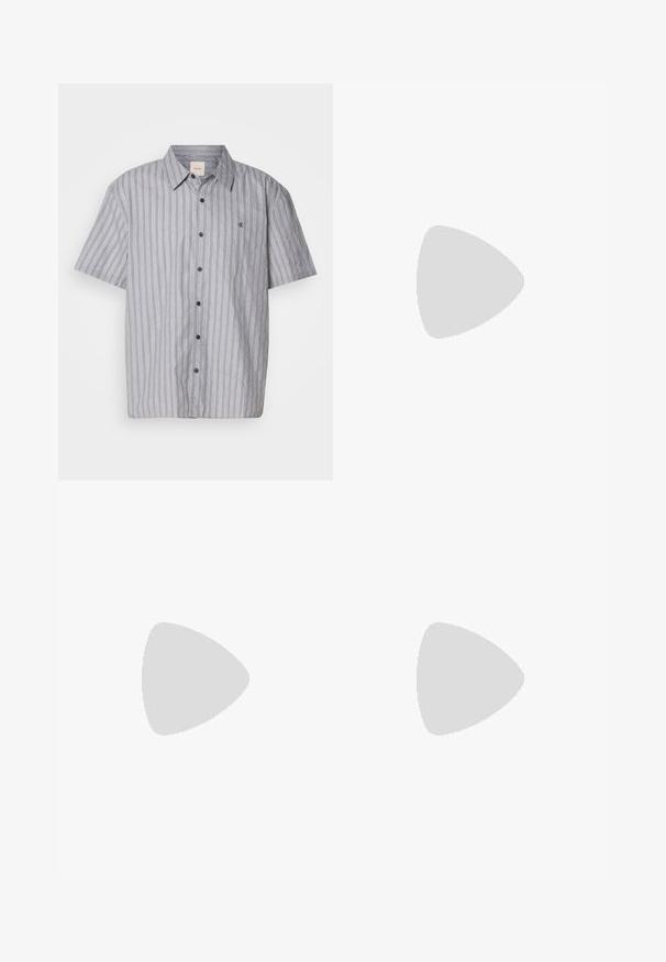 Camisa de manga curta, com botões, feita de tecido leve, com riscas verticais azuis e brancas. Apresenta um colarinho clássico e um bolso frontal.; Calças de denim preto lavado com cintura elástica e pernas largas, apresentando detalhes de costura vertical subtis nas laterais.; Tenis em camurça preta com detalhes amarelos, apresentando três riscas e uma sola de borracha castanha. Inclui uma língua acolchoada para maior conforto.; Óculos de sol de padrão tartaruga com lentes cinzentas e armação quadrada, apresentando detalhes metálicos nas hastes e o logótipo incorporado no design.; Relógio de pulso em metal prateado com caixa quadrada, mostrador branco, números romanos e bracelete de elos prateados. Apresenta um design à prova de água.
