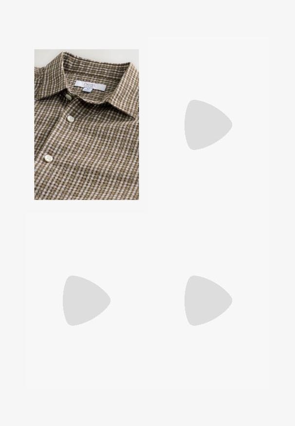 Rjava karo majica s gumbi iz materiala z mehko teksturo. Ima klasičen ovratnik in bele gumbe. Oznaka je vidna.; Črne hlače z elastičnim pasom in vrvico, ožji nogi, stranskimi žepi in subtilnimi detajli šivanja na straneh. Mehka bombažna tekstura tkanine.; Rjavi in smetanasti športni copat z mrežnim zgornjim delom, teksturiranimi prekrivnimi deli in zaobljenim, debelim belim podplatom. Ima nizko profilirano jezičko in vezalke.; Črne sončne naočniki z oktagonalnim okvirjem, temnimi lečami, sijočo površino, tankimi nogicami in zlatimi detajli spredaj.