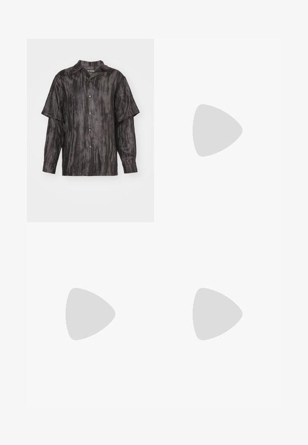 Han Kjøbenhavn TWO LAYERED - Košeľa - mist grey; Vzorované nohavice v teplej hnedej farbe s opakujúcim sa dizajnom polmesiaca v svetlejšom odtieni. Elastický pás s šnúrkou.; Čierne kožené loafers so zaoblenou špičkou, s pozlátenými kovovými prvkami a detailným šitím, uložené na nízkej, textúrovanej gumenej podrážke.; Strieborné náušnice so špicatým dizajnom; jedna náušnica má tvar písmena C, pripojená reťazou k okrúhlemu krúžku s hrotmi.