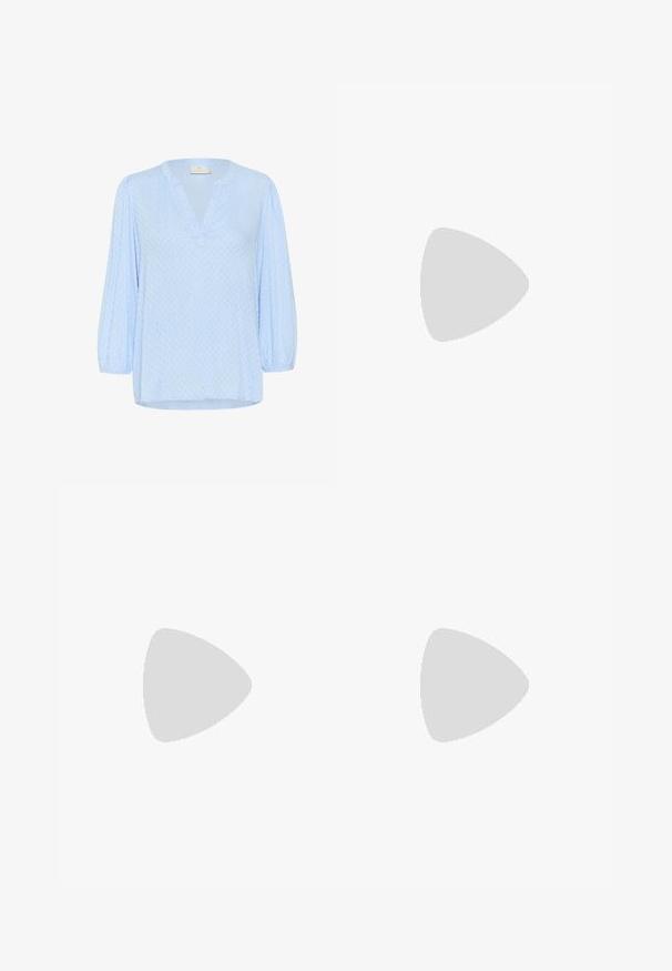 Ljusblå blus med V-ringning och trekvartslånga puffärmar. Texturerad tyg med ett subtilt mönster. Kjolen är något rundad.; Ljusblå vida jeans i denim, med resårmidja för komfort. Slät textur med rena sömmar och utan dekorationer.; Brun lädersandaler med två breda remmar, präglade med dekorativ sömnad och en guldfärgad spänne. Platt såldesign.; Brun läderhandväska med konisk form, robusta handtag och kontrasterande vit sömnad. Har en avtagbar axelrem för mångsidighet.