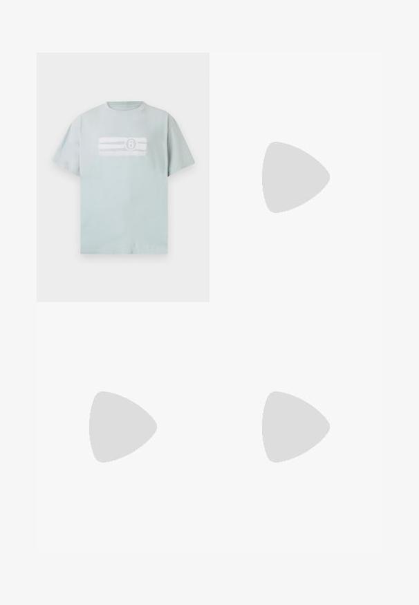 Ανοιχτό μπλε κοντομάνικο μπλουζάκι από βαμβάκι. Διαθέτει άσπρη γραφική παράσταση με οριζόντιες γραμ�μές και τον αριθμό 6 σε κύκλο στο μπροστινό μέρος.; Μαύροι καλοραμμένοι παν trousers με λεία υφή, ίσια γραμμή και ζώνη με ορθογώνια πόρπη. Οι επισημασμένες πιέτες μπροστά ενισχύουν το σχέδιο.; Μαύρο δερμάτινο παπούτσι με λείο μέλος και μυτερή μύτη, ομαλή υφή και διακριτική σήμανση στο πλάι. Χαμηλός τακούνι με καθαρό, μινιμαλιστικό σχέδιο.; Μαύρη δερμάτινη τσάντα χειρός με λεία υφή, διαθέτοντας μεταλλικά αξεσουάρ και λεπτομέρεια με ιμάντα αγκράφας στο πίσω μέρος. Κλείσιμο με φερμουάρ στο επάνω μέρος.
