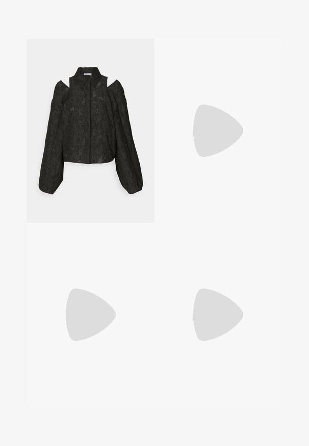 Sort broderet langærmet bluse med koldt skulder skæringer, klassisk krave, knaplukning og voluminøse ærmer.; Sorte skræddersyede bukser med lige ben-design, der har en glat tekstur og skarpe folder langs fronten. Ingen synlige hardware.; Sorte læder slingback hæle med spids tå, der har en slank hæl og en guldfarvet detalje på den justerbare rem. Glat tekstur.; Sort læderhåndtaske med en struktureret design, der har en kortet form, tophåndtag og guld hardware-accenter. Justerbar skulderrem inkluderet.