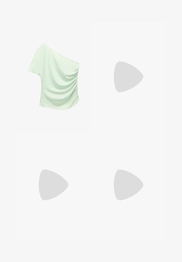Asymmetrisch mintgroen top van zachte stof met een geplooide detail aan één kant. Lichtgewicht, korte mouwen, gladde textuur.; Zwarte rechte broek met een elastische tailleband, een plooi aan de voorkant, zacht materiaal en geen zichtbare patronen of hardwaredetails.; Zilveren sandaal met hoge hakken en een glanzend bandontwerp, met een parelachtige accent en een gewikkelde enkelband voor een veilige pasvorm.; Zilverkleurige metalen handtas in de vorm van een hart, met dubbele handvatten, kettingriem en een gladde textuur. Heeft metalen hardware en gestikte randen.
