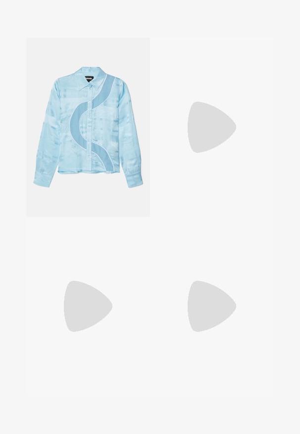 Camicia a maniche lunghe azzurro chiaro con finitura satinata, caratterizzata da un design curvo in blu scuro con piping bianco lungo la cucitura e i bottoni.; Abito a maniche corte in tessuto azzurro chiaro, con scollo a cowl e arricciature laterali, dalla silhouette rilassata e lunghezza al ginocchio.; Elleme ASYMMETRIC STRAP - Ciabattine con tacco - white; Occhiali da sole tartarugati con una montatura spessa e rettangolare. Lenti scure e dettagli in tonalità oro sulle tempie. Finitura liscia e lucida.; Clutch bianco con texture e design arricciato, dotato di una tracolla in catena dorata. Finitura liscia con leggere ondulazioni e bordi arrotondati.; Orecchini in perla argentata con forma curva a fagiolo. Superficie liscia e lucida, fissati con chiusura a perno e retro.