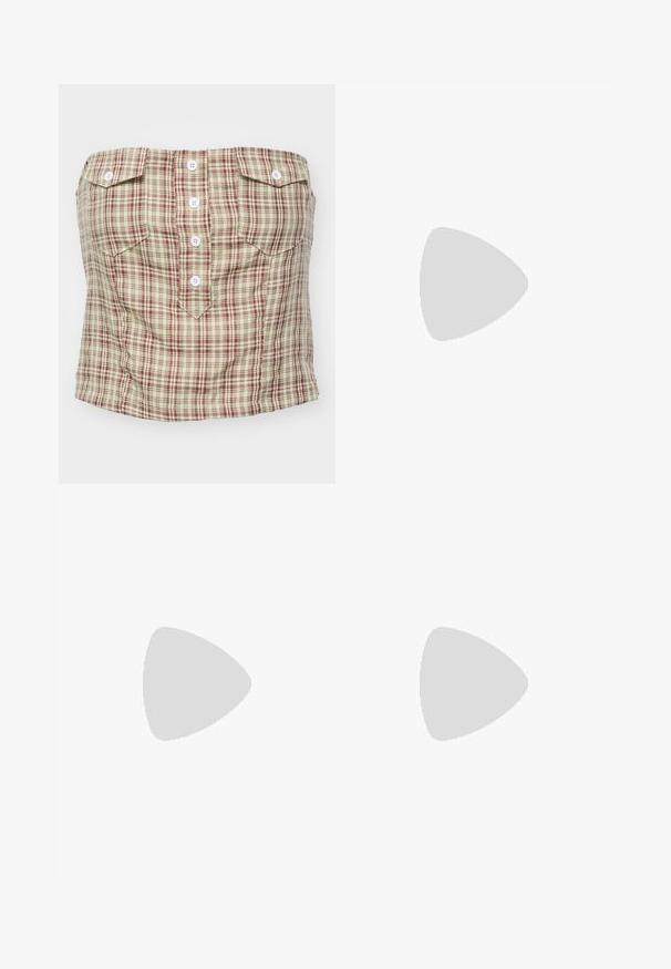 Top fără umeri, cu un imprimeu în carouri de culoare bej deschis, maro și verde. Are patru butoane în față și două buzunare pe piept.; Pantaloni din denim negri cu picioare largi, cu talie înaltă, având buzunare frontale și posterioare, cusături dublate și închidere cu nasture. Textură netedă.; Bershka Sandale cu toc - black; Bershka WITH CHAIN - Geantă de mână - black