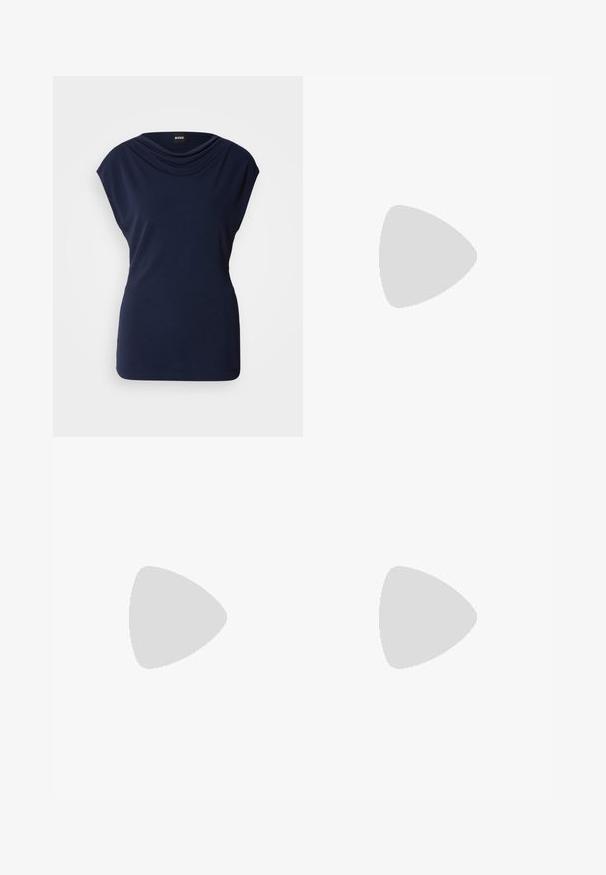 Temno modra majica s cowl izrezom in kratkimi rokavi. Narejena iz mehkega materiala, z oprijetim krojem in subtilnimi detajli na stranskih šivih.; Črne krojene hlače s direktnim krojem, ki se ponašajo z gladko teksturo in ostrimi pregibi spredaj. Ni vidne kovine.; Črne usnjene sandale na peto z ostro konico, ki imajo tanko peto in zlat ton na nastavljivem traku. Gladka tekstura.; Črna usnjena torbica s strukturnim dizajnom, ki ima skrajšano obliko, zgornji ročaj in zlate dodatke. Vključena je nastavljiva ramenska naramnica.